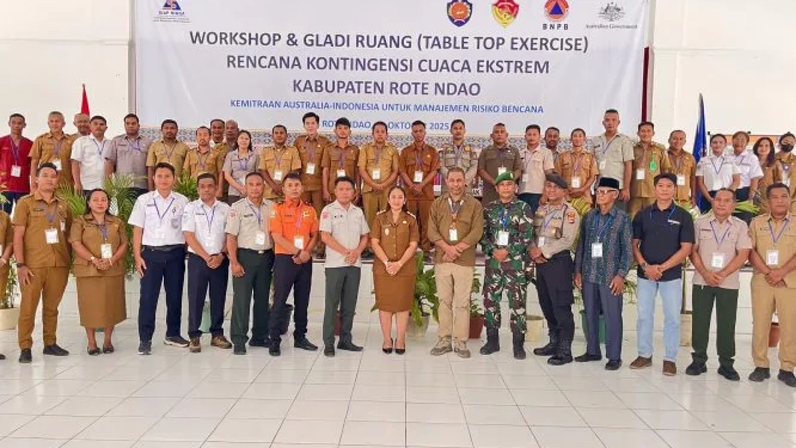 Wakil Bupati Rote Ndao Apremoi Dudelusy Dethan Melakukan Foto dihadiri oleh Koordinator Tim Siap Siaga Provinsi NTT Selvister Ndaparoka, Wakil Bupati Rote Ndao Apremoi Dudelusy Dethan, Kepala Pelaksana BPBD Janwes N. H. Nauk, S.SSTP, jajaran Forkopimda, Kepala Pos Unit SAR Rote Ndao, serta Kepala BMKG Stasiun Meteorologi D.C Saudale Serta Seluruh Peserta Kegiatan .