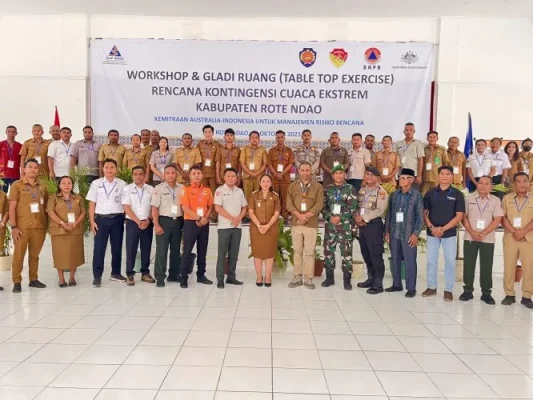 Wakil Bupati Rote Ndao Apremoi Dudelusy Dethan Melakukan Foto dihadiri oleh Koordinator Tim Siap Siaga Provinsi NTT Selvister Ndaparoka, Wakil Bupati Rote Ndao Apremoi Dudelusy Dethan, Kepala Pelaksana BPBD Janwes N. H. Nauk, S.SSTP, jajaran Forkopimda, Kepala Pos Unit SAR Rote Ndao, serta Kepala BMKG Stasiun Meteorologi D.C Saudale Serta Seluruh Peserta Kegiatan .