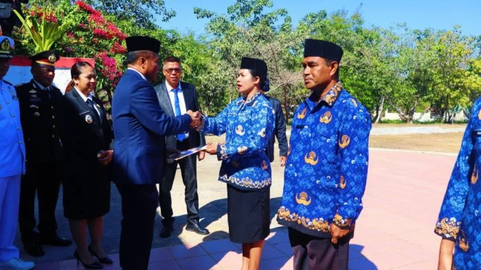 Bupati Rote Ndao Paulus Henuk, SH secara simbolis menyerahkan Surat Keputusan (SK) Bupati kepada perwakilan ASN PPPK Formasi 2024 pada Upacara Memperingati Hari Kesaktian Pancasila di Lapangan Upacara Kantor Bupati Rote Ndao.