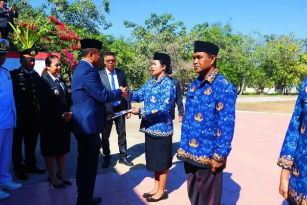 Bupati Rote Ndao Paulus Henuk, SH secara simbolis menyerahkan Surat Keputusan (SK) Bupati kepada perwakilan ASN PPPK Formasi 2024 pada Upacara Memperingati Hari Kesaktian Pancasila di Lapangan Upacara Kantor Bupati Rote Ndao.