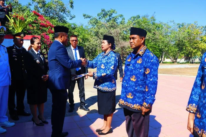 Bupati Rote Ndao Paulus Henuk, SH secara simbolis menyerahkan Surat Keputusan (SK) Bupati kepada perwakilan ASN PPPK Formasi 2024 pada Upacara Memperingati Hari Kesaktian Pancasila di Lapangan Upacara Kantor Bupati Rote Ndao.