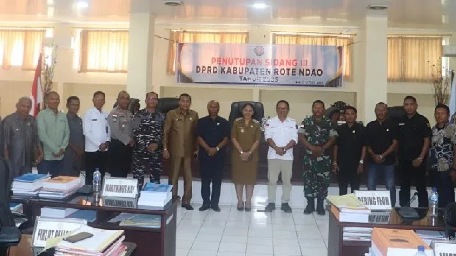 Wakil Bupati Rote Ndao Apremoi Dudelusy Dethan bersama Sekretaris Daerah Jonas M. Selly, Pimpinan dan Anggota DPRD usai Paripurna Penutupan Sidang III Tahun 2025.