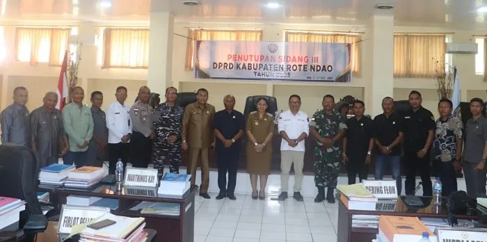 Wakil Bupati Rote Ndao Apremoi Dudelusy Dethan bersama Sekretaris Daerah Jonas M. Selly, Pimpinan dan Anggota DPRD usai Paripurna Penutupan Sidang III Tahun 2025.