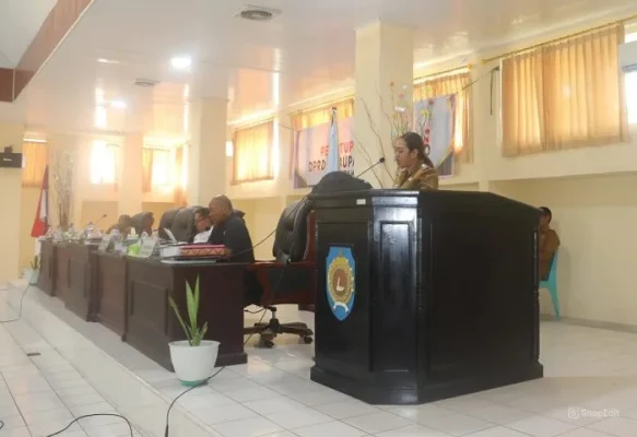 Wakil Bupati Rote Ndao Apremoi D. Dethan menyampaikan sambutan pada Penutupan Sidang III DPRD Kabupaten Rote Ndao tahun 2025.
