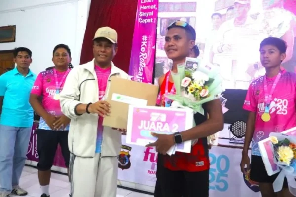 Bupati Rote Ndao Paulus Henuk, SH menyerahkan hadiah kepada Peserta Fun Run Rote Malole 2025 disaksikan Forkompimda.