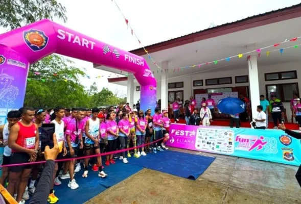 Peserta Fun Run Rote Malole 2025 di garis Start saat hendak dilepas oleh Bupati Rote Ndao Paulus Henuk.