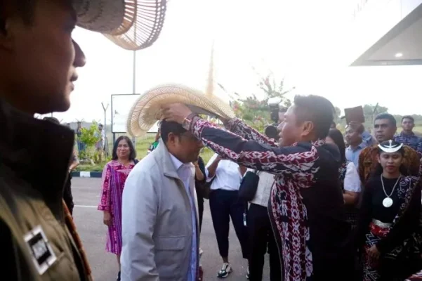 Penyematan atribut adat