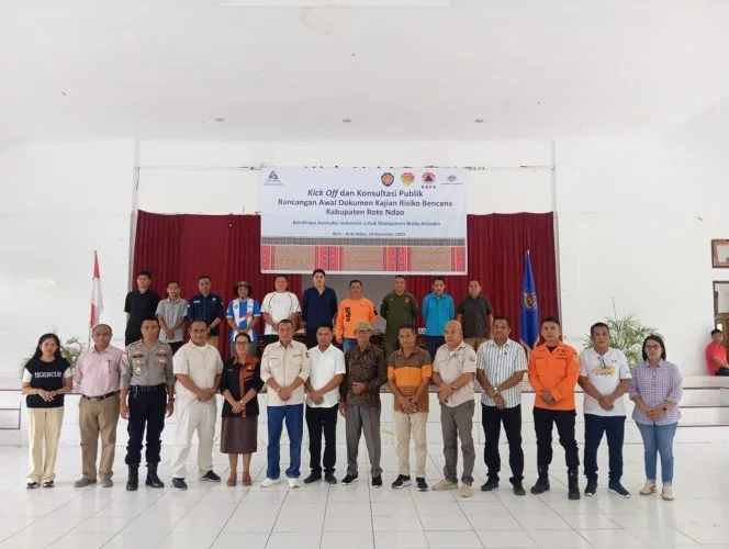 Sekretaris Daerah Kaabupaten Rote Ndao Drs. Jonas M. Selly, MM melakukan foto bersama peserta usai kegiatan Kick Off dan Konsultasi Publik Rancangan Awal (Ranwal) Dokumen Kajian Risiko Bencana bertempat di Auditorium Ti’i Langga, Jumat(28/11/2025).