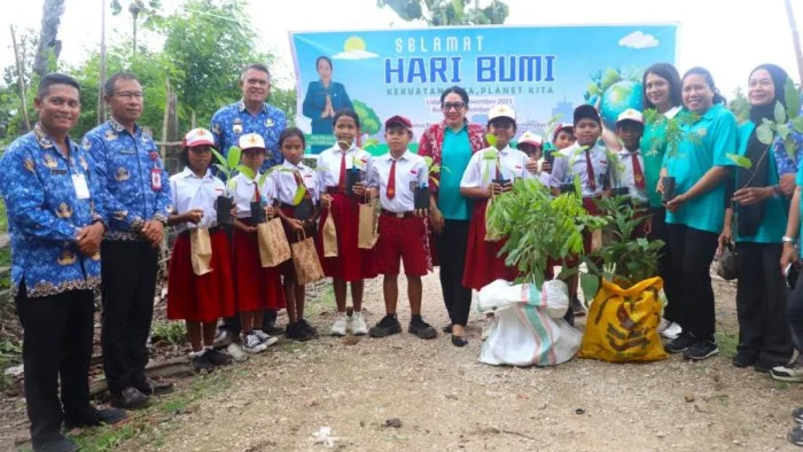 Ketua TP. PKK Kabupaten Rote Ndao Ny. Yanne Henuk-Pellokila (Tengah) bersama pemerintah, masyarakat dan anak sekolah dalam peringatan Hari Bumi tahun 2025.