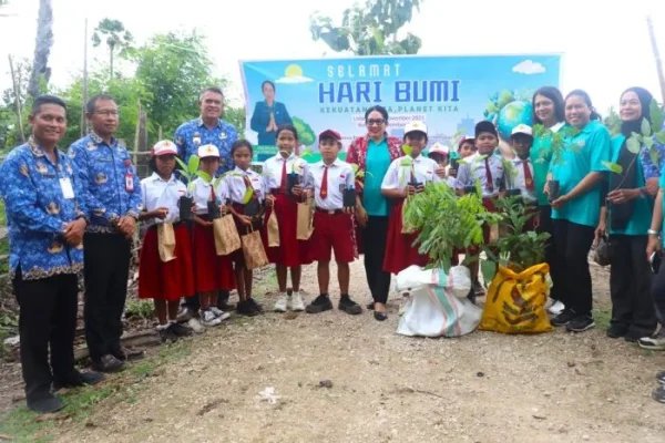 Ketua TP. PKK Kabupaten Rote Ndao Ny. Yanne Henuk-Pellokila (Tengah) bersama pemerintah, masyarakat dan anak sekolah dalam peringatan Hari Bumi tahun 2025.