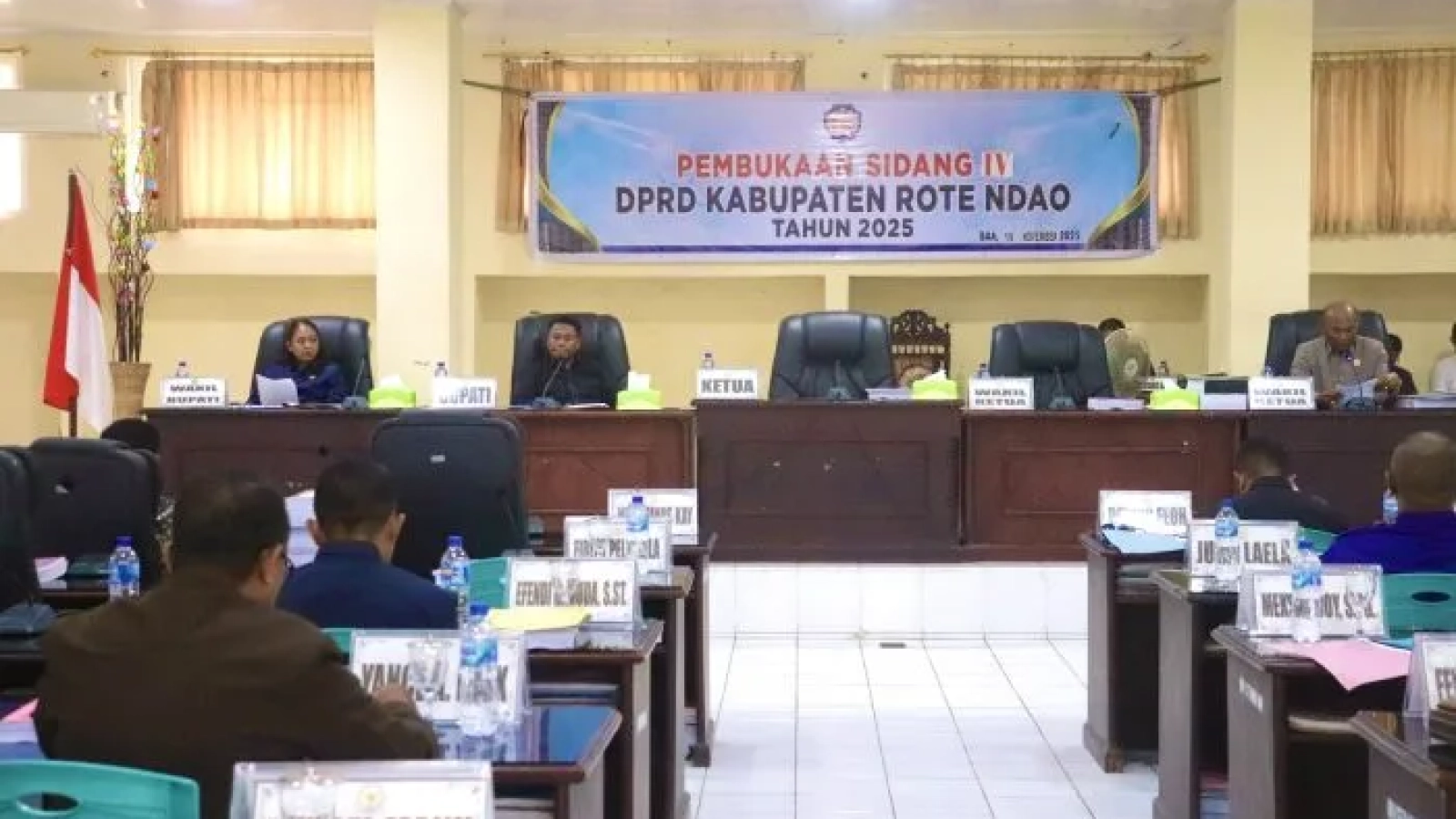 Suasana dalam Sidang Paripurna dalam rangka Pembahasan Rancangan Anggaran Pendapatan dan Belanja Daerah (RAPBD) Tahun 2026 bertempat di Gedung DPRD Kabupaten Rote Ndao Rabu (19/11/2025).
