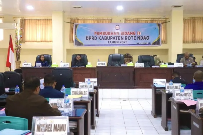 Suasana dalam Sidang Paripurna dalam rangka Pembahasan Rancangan Anggaran Pendapatan dan Belanja Daerah (RAPBD) Tahun 2026 bertempat di Gedung DPRD Kabupaten Rote Ndao Rabu (19/11/2025).