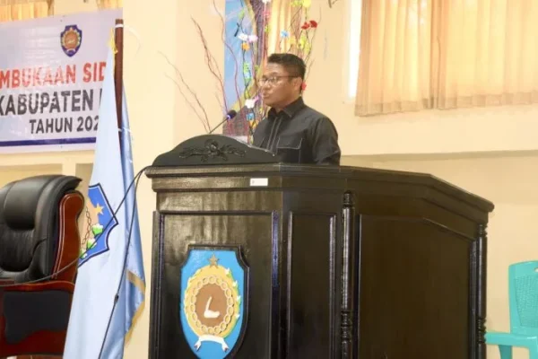 Bupati Rote Ndao Paulus Henuk, SH, saat menyampaikan sambutan pada Sidang Paripurna dalam rangka Pembahasan Rancangan Anggaran Pendapatan dan Belanja Daerah (RAPBD) Tahun 2026 bertempat di Gedung DPRD Kabupaten Rote Ndao