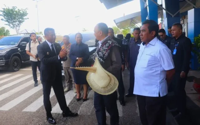 Bupati Rote Ndao Paulus Henuk bersama Wakil Bupati Apremoi D. Dethan dan jajaran bersama Dirjen Koswara saat hendak bertolak ke lokasi K-SIGN.