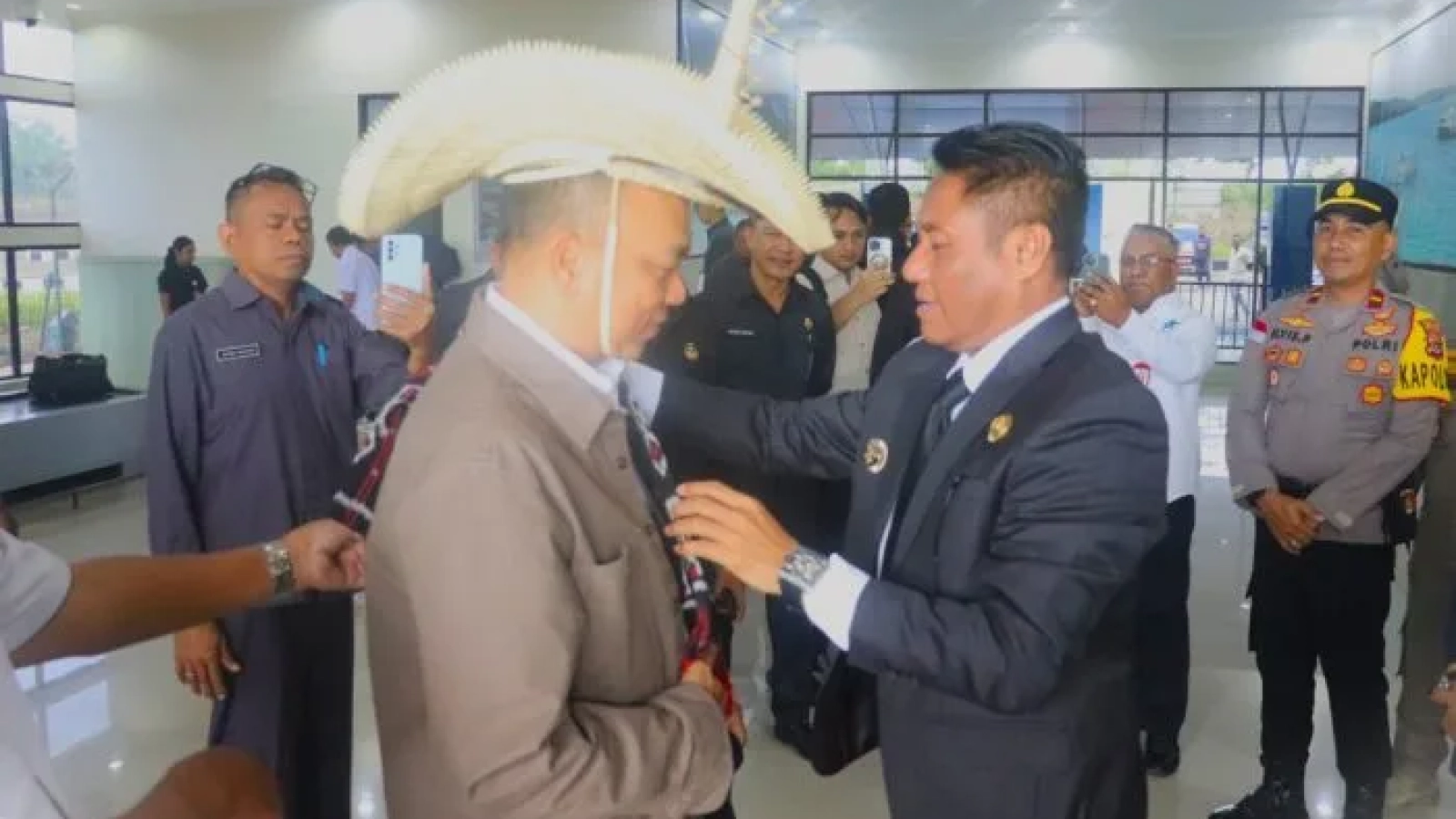 Bupati Rote Ndao Paulus Henuk, SH mengenakan Topi Ti’i Langga dan Selimut kepada Dirjen PK Kemneterian Kelautan dan Perikanan Ir. Koswara, MP.