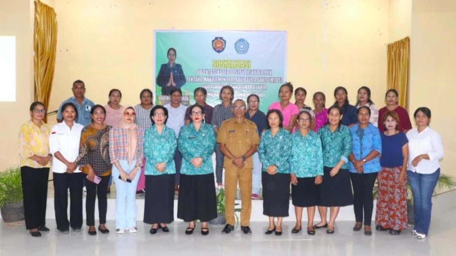 Kader Posyandu foto bersama Ketua TP. PKK Kabupaten Rote Ndao Yanne Henuk – Pellokila.