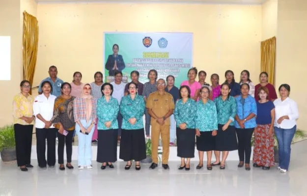Kader Posyandu foto bersama Ketua TP. PKK Kabupaten Rote Ndao Yanne Henuk – Pellokila.