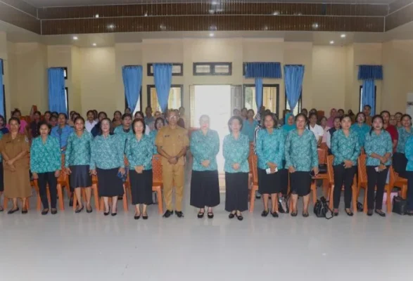 Ketua TP. PKK Rote Ndao Yanne Henuk - Pellokila dan Para Kader Peserta Sosialisasi.