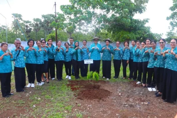 Pengurus TP. PKK Rote Ndao foto bersama Staf Ahli TP. PKK Provinsi NTT Ny. Vera Christina Asadoma – Sirait dan Ketua TP. PKK Kabupaten Rote Ndao usai acara penanaman pohon.