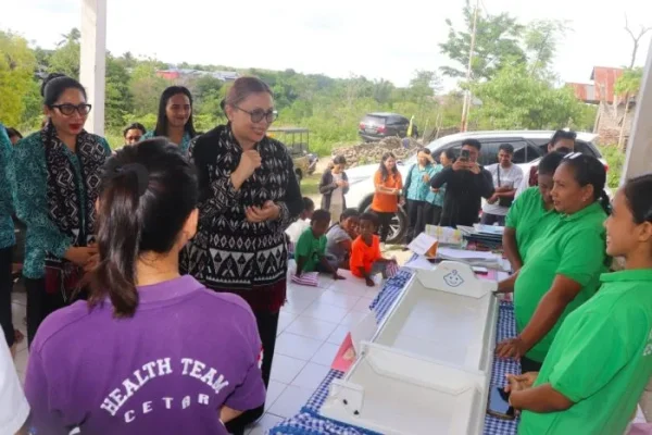 Staf Ahli TP. PKK Provinsi NTT Ny. Vera Christina Asadoma - Sirait dan Ketua TP. PKK Kabupaten Rote Ndao Ny. Yanne Henuk - Pellokila mengunjungi Posyandu di Desa Lekunik Kabupaten Rote Ndao.