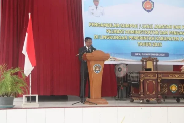 Bupati Rote Ndao Paulus Henuk saat memberikan arahan kepada pejabat yang dilantik.