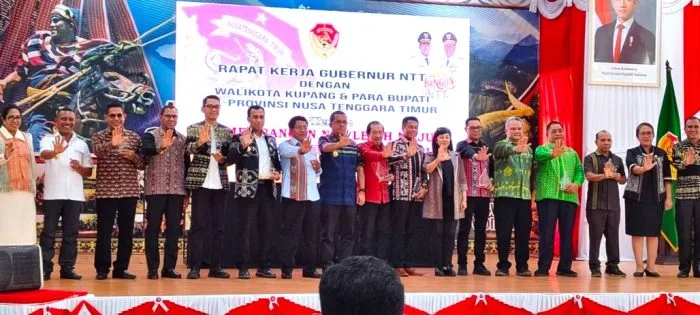 Kabupaten Rote Ndao meraih Peringkat Tiga Terbaik se-Provinsi NTT dalam Pelaksanaan Delapan Aksi Konvergensi Stunting Tahun 2024. Penghergaan diterima Bupati Rote Ndao Paulus Henuk, SH dalam Rapat Kerja Gubernur NTT bersama Kepala Daerah.