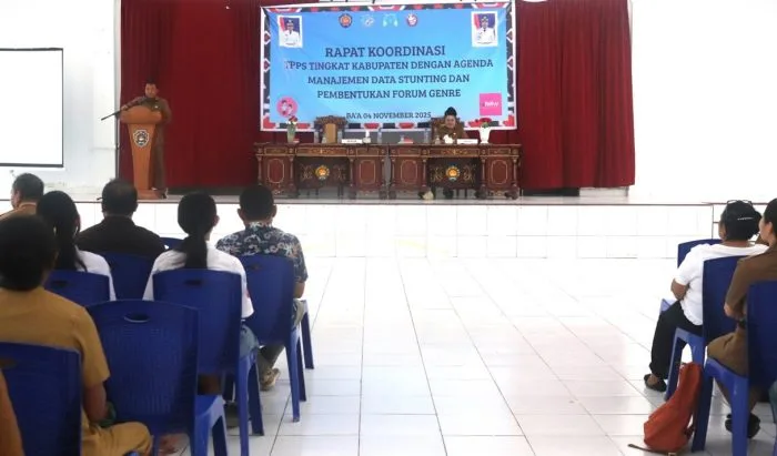 Sekretaris Daerah Kabupaten Rote Ndao Drs. Jonas M. Selly, MM memberikan arahan membuka Rakor Tim Percepatan Penurunsna Stunting (TPPS) Tingkat Kabupaten Rote Ndao.