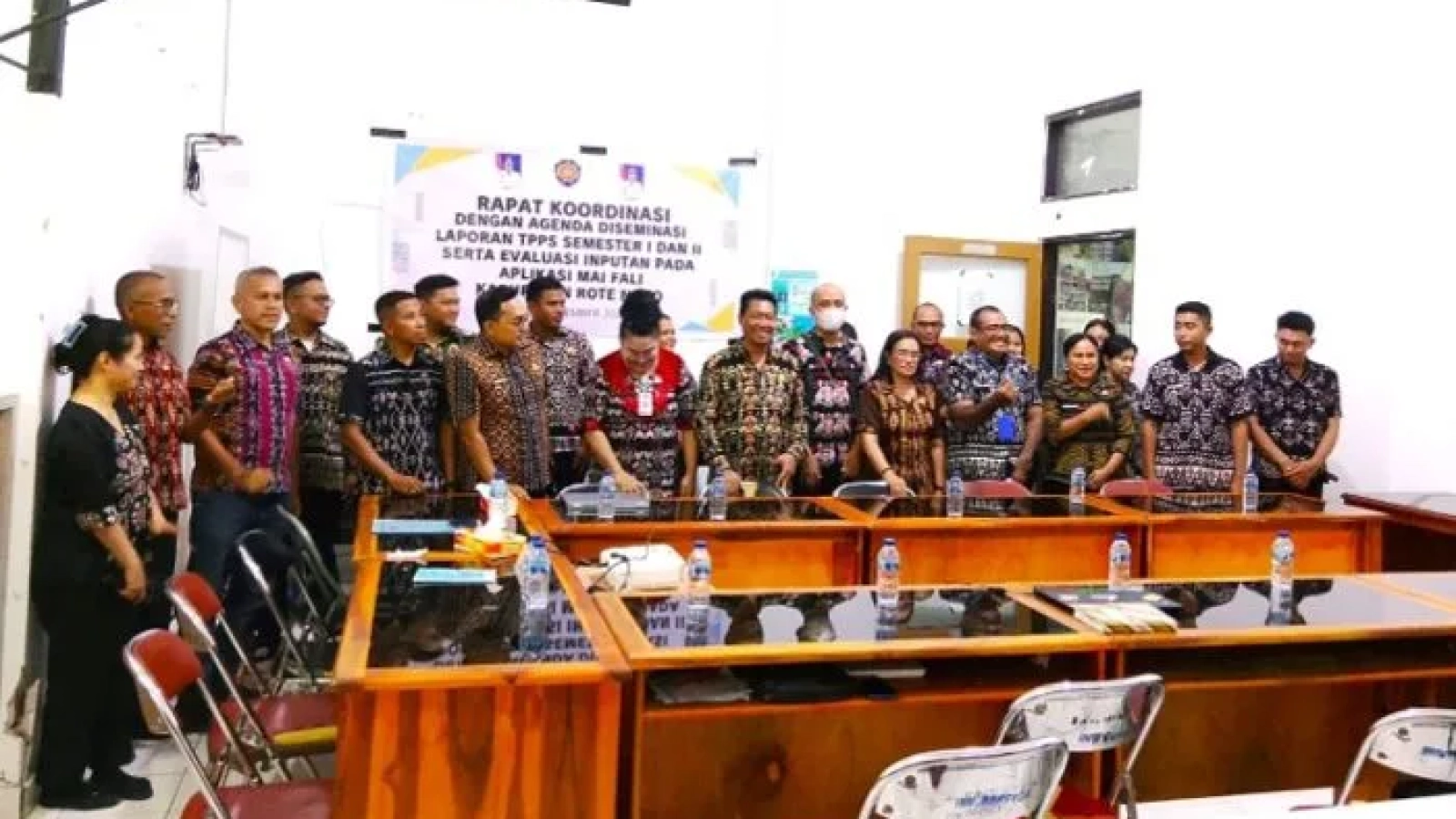 Plt. Asisten Pemerintahan dan Kesra Drs. Benay Forah dan peserta Rakor TPPS.