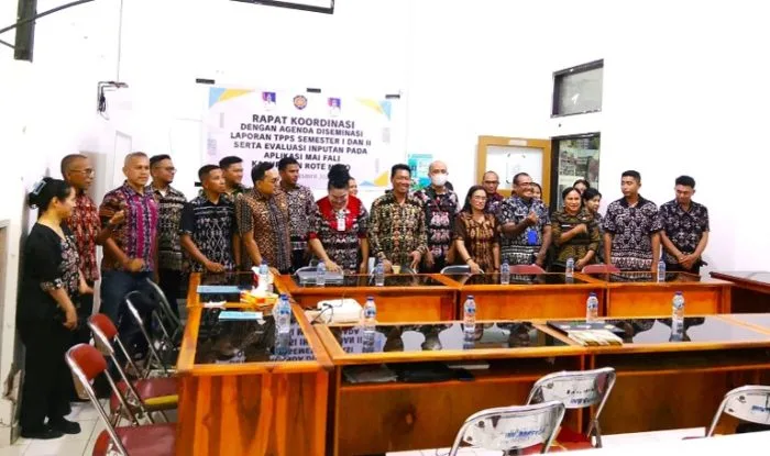 Plt. Asisten Pemerintahan dan Kesra Drs. Benay Forah dan peserta Rakor TPPS.