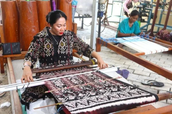 Ketua Dekranasda Kabupaten Rote Ndao Yanne Henuk – Pellokila menenun saat mengunjungi Sentra IKM Tenun Ikat Daiama Desa Daiama Kecamatan Landu Leko.