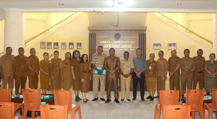 Foto bersama pimpinan Perangkat Daerah dengan Sekretaris Daerah Kabupaten Rote Ndao Drs. Jonas M. Selly, MM.