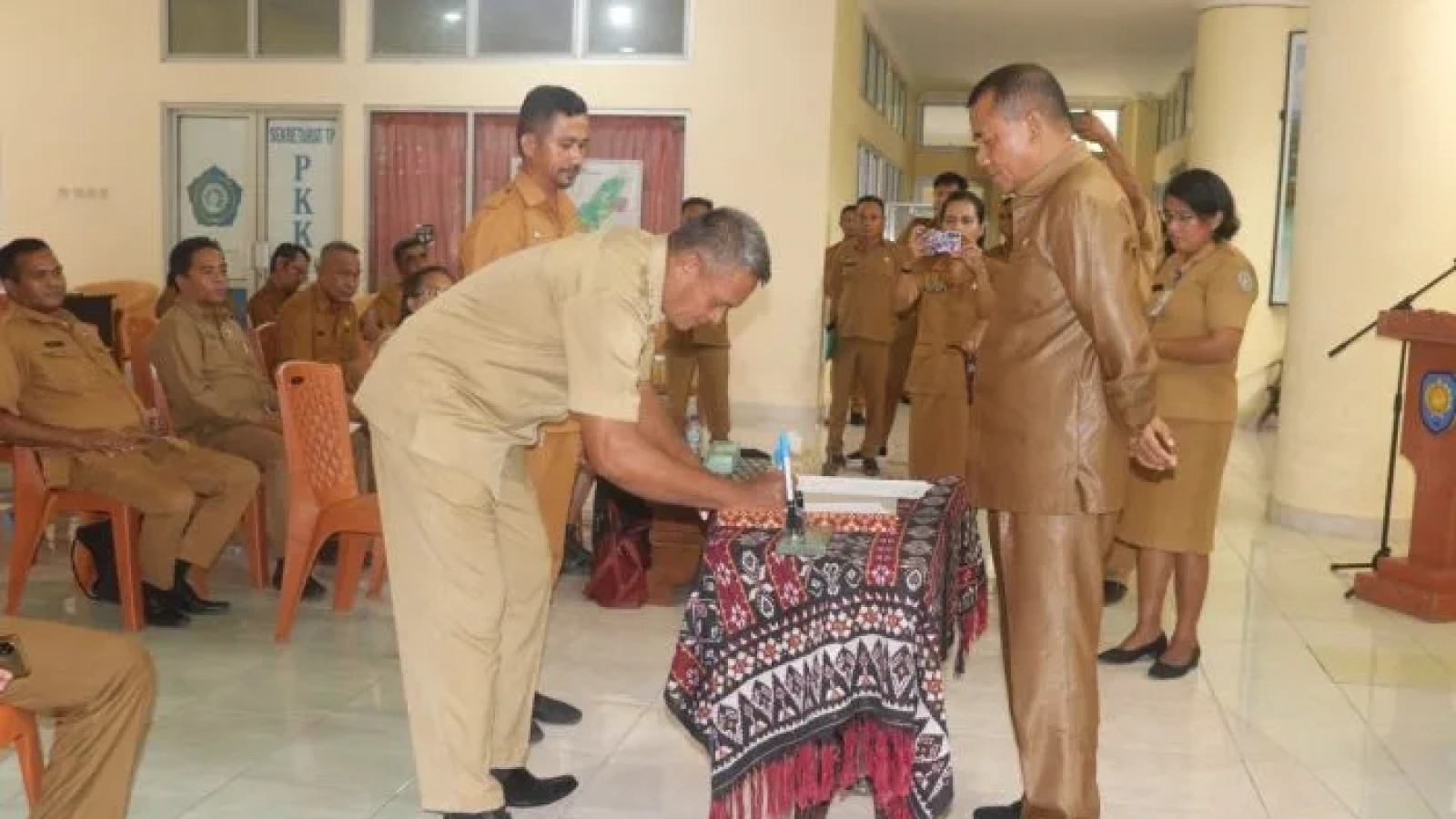 Penandatanganan Berita Acara Serah Terima Jabatan pimpinan Perangkat Daerah di lingkungan Pemkab Rote Ndao, Selasa (11/11/2025).