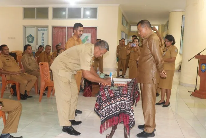Penandatanganan Berita Acara Serah Terima Jabatan pimpinan Perangkat Daerah di lingkungan Pemkab Rote Ndao, Selasa (11/11/2025).