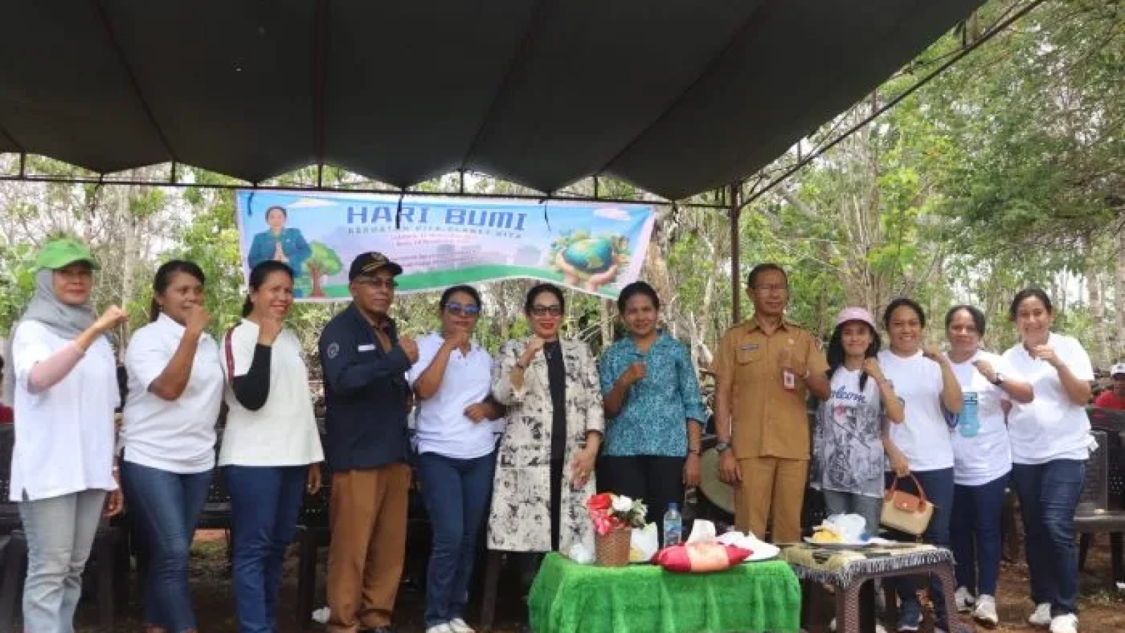 Foto bersama dalam moment Aksi Penanaman Pohon di Desa Boni, Kecamatan Loaholu