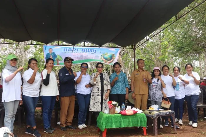 Foto bersama dalam moment Aksi Penanaman Pohon di Desa Boni, Kecamatan Loaholu
