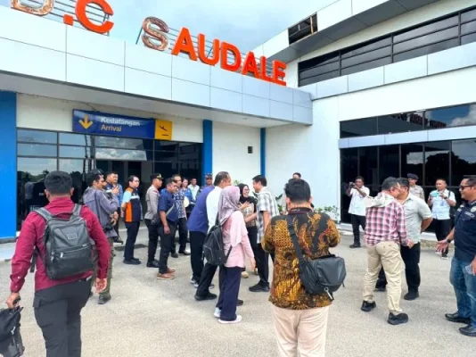 Penyambutan Sekjen KKP dan tim di Bandara D.C. Saudale.