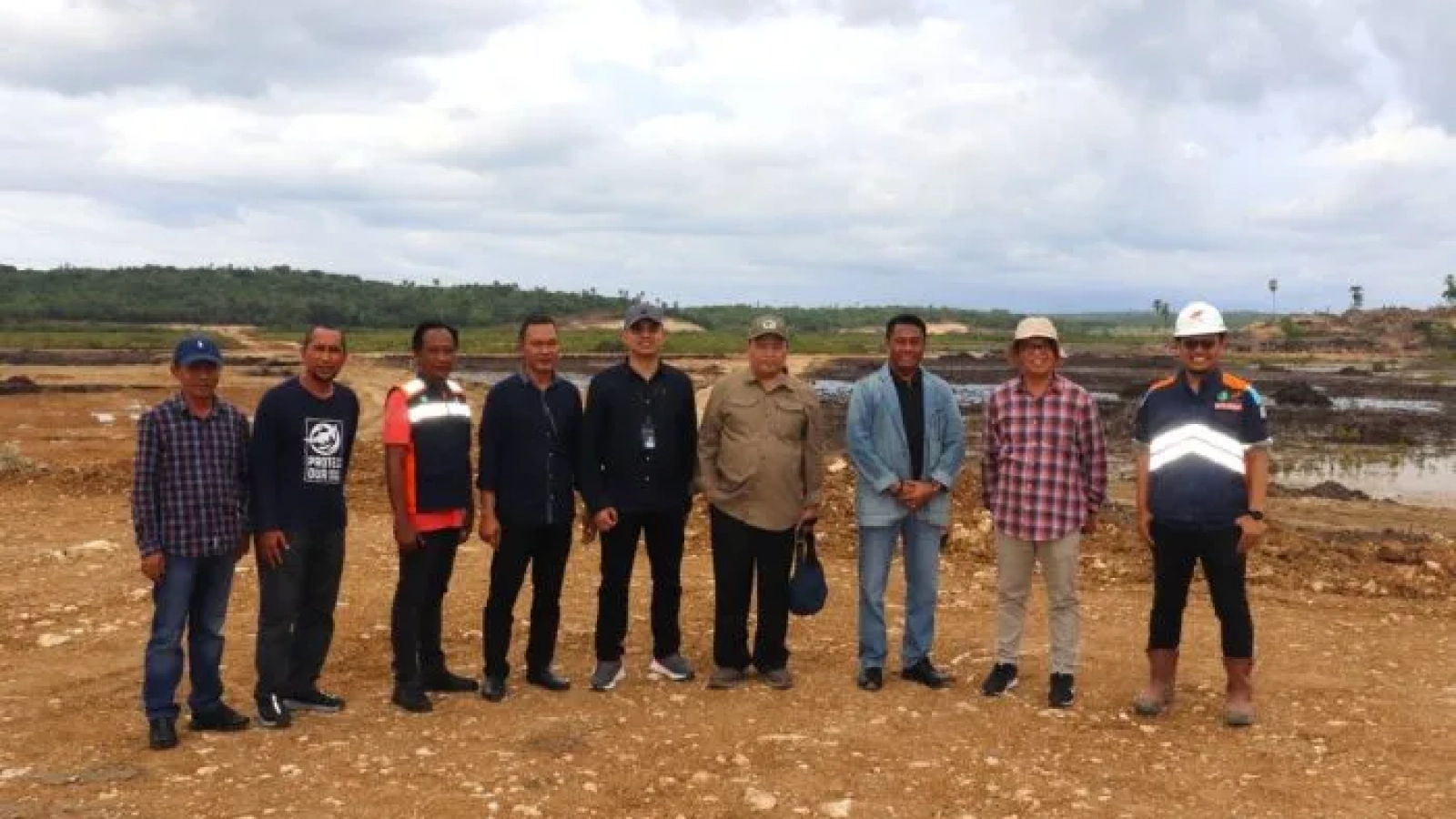 Asdep Sarpras Perikanan Kemenko Pangan Amalyos (keempat dari kanan) bersama Bupati Rote Ndao Paulus Henuk meninjau lokasi K-SIGN Rote Ndao.