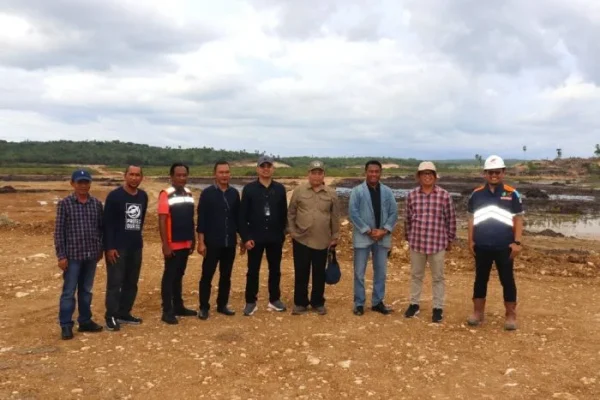 Asdep Sarpras Perikanan Kemenko Pangan Amalyos (keempat dari kanan) bersama Bupati Rote Ndao Paulus Henuk meninjau lokasi K-SIGN Rote Ndao.