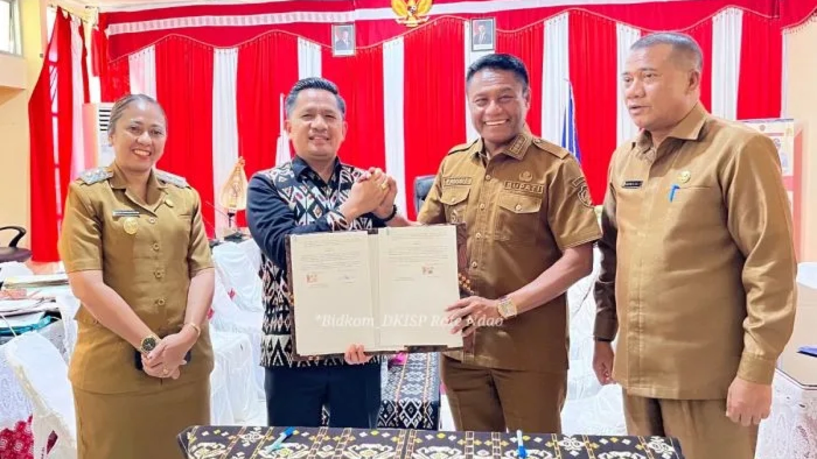 Bupati Rote Ndao Paulus Henuk, SH, Wakil Bupati Apremoi Dudelusy Dethan, Sekretaris Daerah Kab. Rote Ndao Drs. Jonas Selly, MM saat melakukan foto bersama