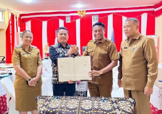 Bupati Rote Ndao Paulus Henuk, SH, Wakil Bupati Apremoi Dudelusy Dethan, Sekretaris Daerah Kab. Rote Ndao Drs. Jonas Selly, MM saat melakukan foto bersama 