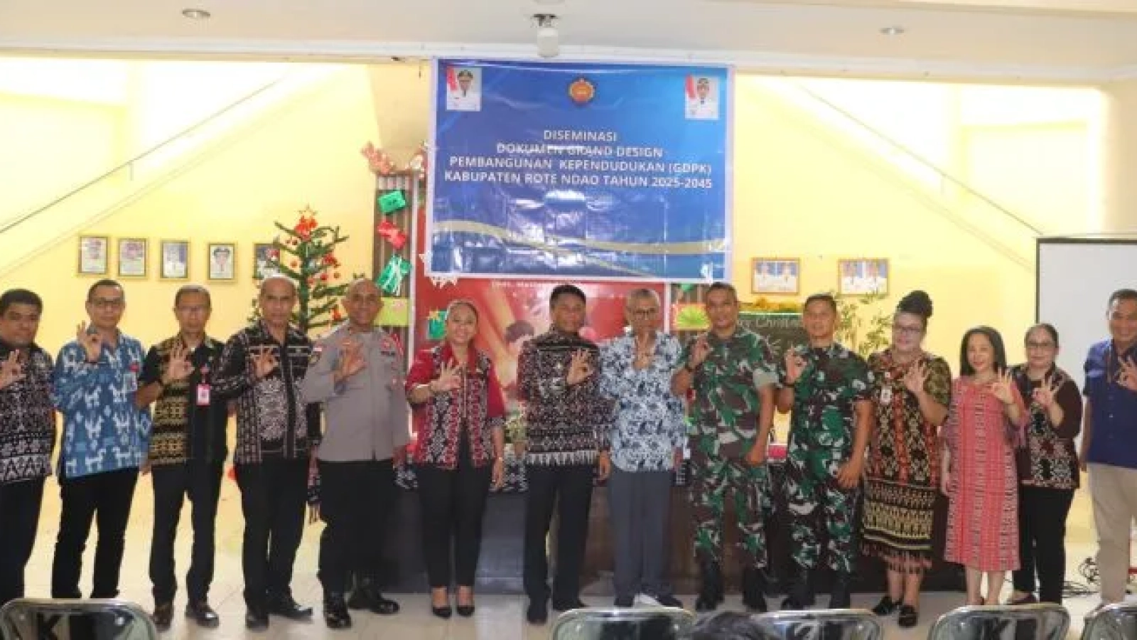 Foto Bersama : Bupati Rote Ndao Paulus Henuk, SH, Wakil Bupati Rote Ndao Apremoi Dudelusy Dethan dan Forkompimda berpose “Ayo Jalan-Jalan KE Rote Saja” dalam pembukaan kegiatan Diseminasi Dokumen Grand Design Pembangunan Kependudukan (GDPK) 2025–2045.