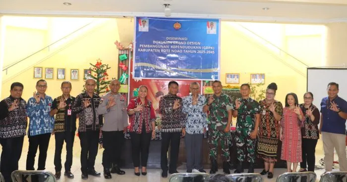 Foto Bersama : Bupati Rote Ndao Paulus Henuk, SH, Wakil Bupati Rote Ndao Apremoi Dudelusy Dethan dan Forkompimda berpose “Ayo Jalan-Jalan KE Rote Saja” dalam pembukaan kegiatan Diseminasi Dokumen Grand Design Pembangunan Kependudukan (GDPK) 2025–2045.