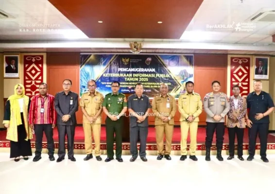 Acara Penganugerahan Keterbukaan Informasi Publik Tahun 2025 oleh Komisi Informasi Provinsi NTT.