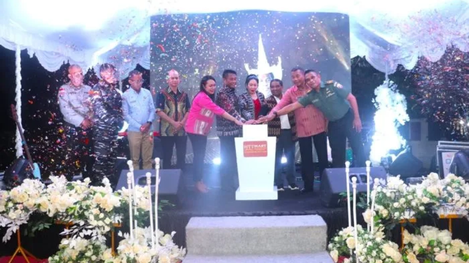 Launching : Kabiro Hukum Setda NTT Oder Maks Sombu, Kabiro Ekonomi Setda NTT Selfi H. Nange bersama Bupati Rote Ndao Paulus Henuk dan Forkompimda menekan tombol sirine launching NTT Mart di Rote Ndao.