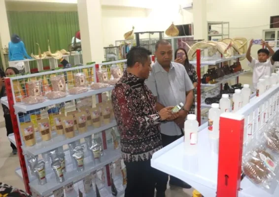 Lihat Produk : Bupati Rote Ndao Paulus Henuk melihat produk UMKM di NTT Mart Kompleks Dekranasda.