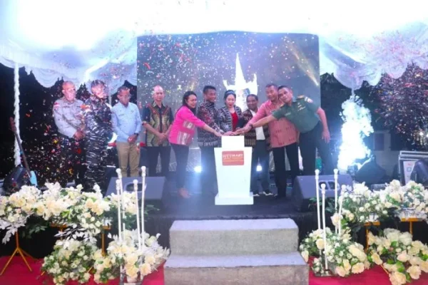 Launching : Kabiro Hukum Setda NTT Oder Maks Sombu, Kabiro Ekonomi Setda NTT Selfi H. Nange bersama Bupati Rote Ndao Paulus Henuk dan Forkompimda menekan tombol sirine launching NTT Mart di Rote Ndao.