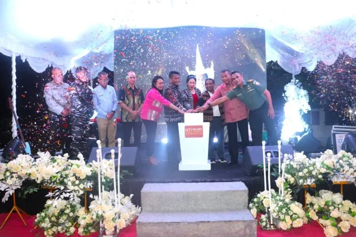 Launching : Kabiro Hukum Setda NTT Oder Maks Sombu, Kabiro Ekonomi Setda NTT Selfi H. Nange bersama Bupati Rote Ndao Paulus Henuk dan Forkompimda menekan tombol sirine launching NTT Mart di Rote Ndao.