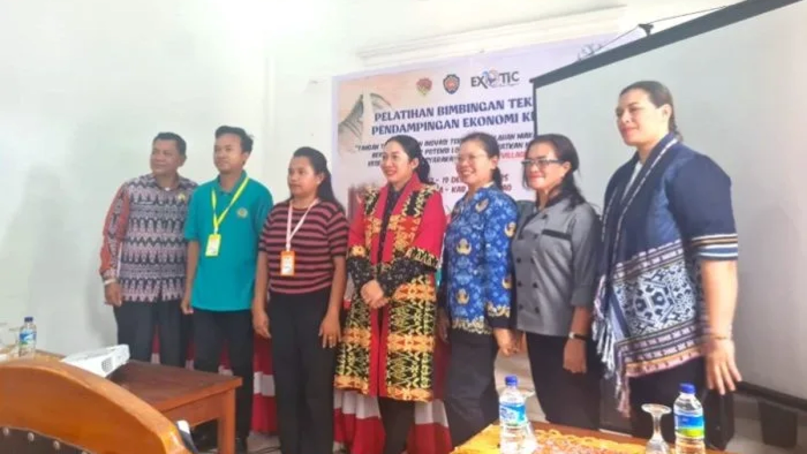 Foto Bersama : Acara pembukaan Bimtek dan Pendampingan Ekonomi Kreatif Berbasis Potensi Lokal Dan Pengemasan Produk Tahun 2025 di Kabupaten Rote Ndao.