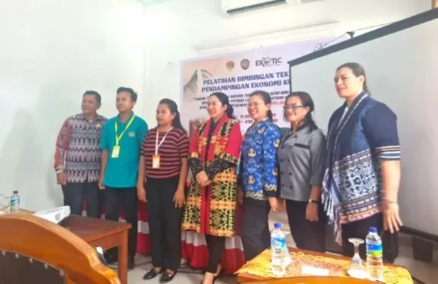 Foto Bersama : Acara pembukaan Bimtek dan Pendampingan Ekonomi Kreatif Berbasis Potensi Lokal Dan Pengemasan Produk Tahun 2025 di Kabupaten Rote Ndao.