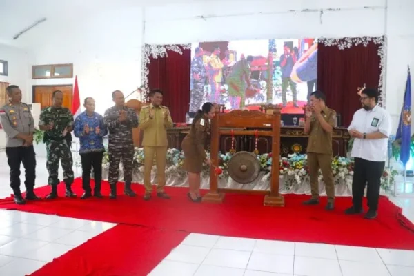 Tabuh Gong : Wakil Bupati Rote Ndao Apremoi Dudelusy Dethan menabuh gong pembukaan Rapat Lengkap Pamong Praja se-Kabupaten Rote Ndao 2025.